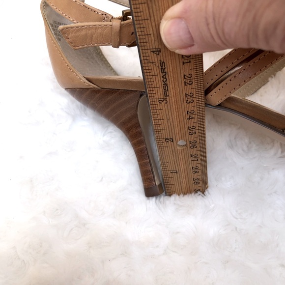 Unisa women’s Tan and Gold Sandals with Kitten Heel Sz 9 M - Picture 7 of 8